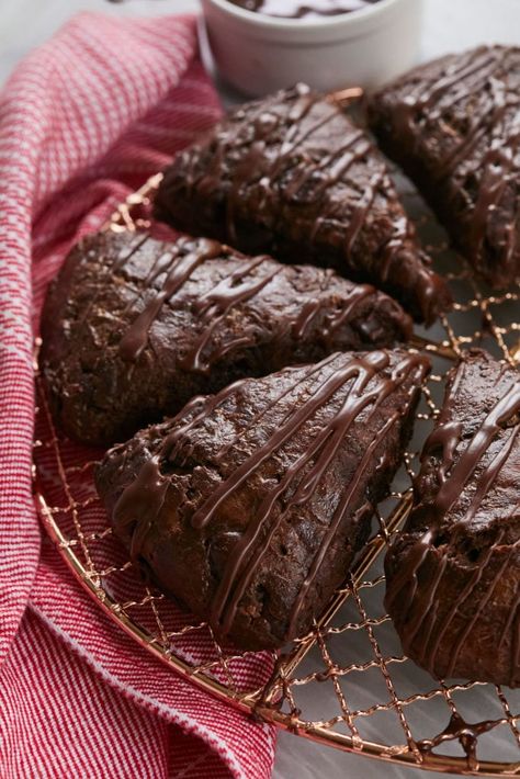 Chocolate Scones in perfect chocolatey triangles. Cottage Law Recipes, Chocolate Scones Recipe, Irish Scones, Scone Recipes, Hp Sauce, Chocolate Scones, Scones Recipe Easy, Bigger Bolder Baking, Baking Cookbooks