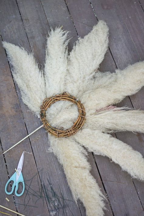 How to make a Pampas Grass Fan Wreath - Dalla Vita Fan Wreath, Diy Pampas, Pampas Wreath, Christmas Wreaths For Windows, Grass Centerpiece, Grass Wreath, Grass Decor, Pampas Grass Decor, Diy Fan