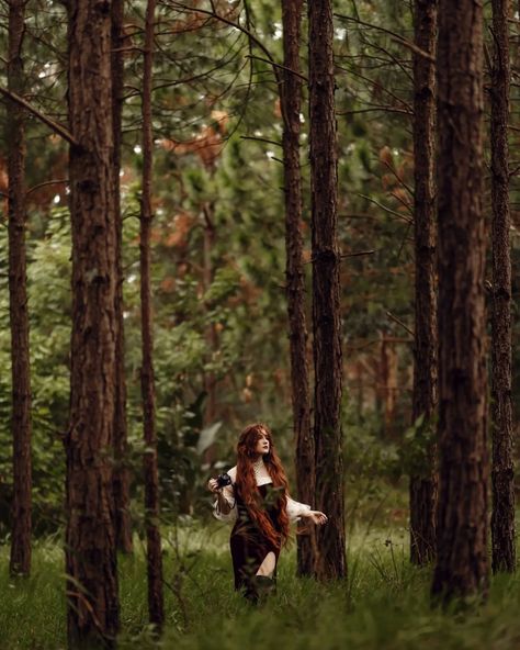 shout out to trees i love them #forest #forestphotography #forestlovers #slowliving #vintagecamera #redhead #redheadgirl #mermaidhair #heatlesscurls #wavyhair #cottagestyle #cottagestyle #cottagecoreaesthetic #goblincore #longhair #longhaircommunity #longhairgoals #hairlove Tree Portrait, Long Hair Community, Shooting Ideas, Goblin Core, Heatless Curls, Fantasy Photography, Cottage Core Aesthetic, Forest Photography, Red Head