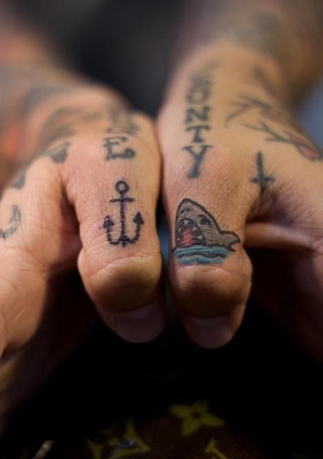 Anchor & Shark Thumb Tattoo | Tattoo Ideas Good First Tattoos, Hai Tattoo, Tattoo Main, Simple Hand Tattoos, Thumb Tattoos, Small Finger Tattoos, Knuckle Tattoos, Finger Tattoo Designs, Anchor Tattoos