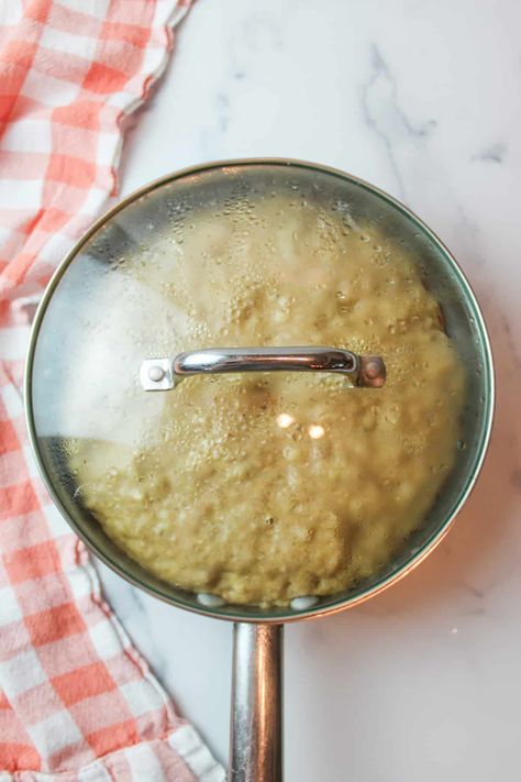 This easy stovetop recipe can cook an entire skillet's worth of banana bread in under 20 minutes, start to finish. Enjoy a slice of warm sweet bread and forget about the oven! Ever find yourself without an oven and with ripe bananas? It happens more often than we'd like to admit and while you could simply freeze those bananas for later, why not enjoy them now? With this banana bread recipe you can enjoy the flavor of a freshly baked loaf in under half the time it would normally take to bake it. Baking Without An Oven, Healthy Banana Recipes, Banana Recipes Easy, Banana Snacks, Stove Top Recipes, Gluten Free Banana Bread, Easy Banana Bread Recipe, Dried Bananas, Healthy Banana Bread