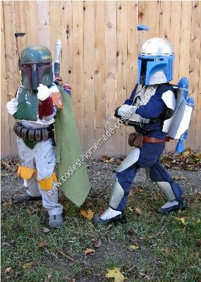 Homemade Boba and Jango Fett Couple Costume Idea: My sons are Star Wars fanatics! When they said they wanted to be Boba and Jango, I looked at the store-bought costumes and thought, Ugh! They look cheap Kirby Costume, Jango Fett Costume, Homemade Boba, Star Wars Costumes Diy, Disfraz Star Wars, Boba Fett Costume, Making Movies, Jango Fett, Couple Costume