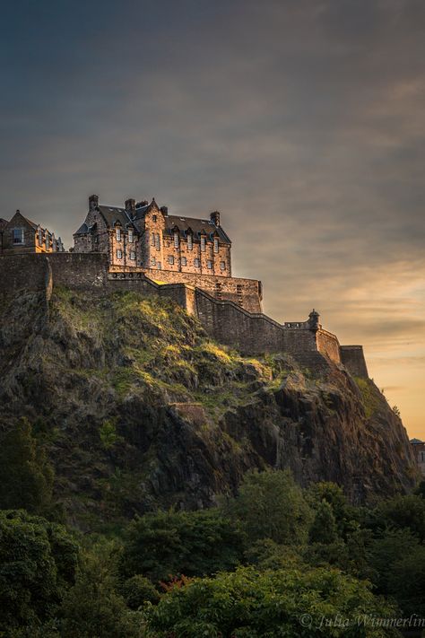 Edinburg Castle, Scotland Aesthetic, Castle Ideas, Scotland Trip, Scotland Forever, Famous Monuments, Edinburgh Castle, Happy Trails, Travel Map