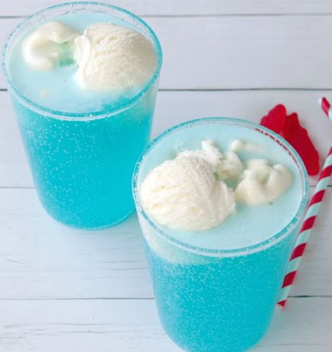 16 Ice Cream Float Recipes To Keep Cool This Summer | http://homemaderecipes.com/16-ice-cream-float-recipes/ Ice Cream Float Bar, Ocean Float, Ice Cream Float Recipes, Ice Cream Sundae Party, Fun Beverages, Ocean Foam, Gummy Fish, Floats Drinks, Ice Cream Float