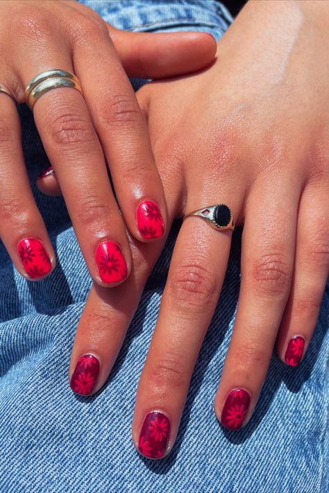 Purple And Red Nails, Short Fun Nails, Fun Red Nails, Short Gel X Nails, Mismatch Nails, Nails For Men, Quartz Nails, Black Nail, Hair Skin Nails