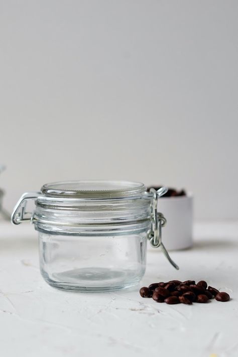 How to Make Homemade Coffee Extract - How Was Your Day? Homemade Extracts, Hot Chocolate Cupcakes, Coffee Extract, Iced Coffee Drinks, Peppermint Hot Chocolate, Homemade Coffee, Espresso Powder, Ice Cream Toppings, Pantry Staples