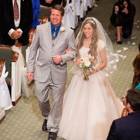 Jim Bob Duggar walking Jessa down the isle. Jessa Duggar Wedding, Jessa Duggar, Duggar Wedding, High Neck Wedding Dress, Celebrity Wedding Dresses, 19 Kids And Counting, Celebrity Wedding, Wedding Beauty, Wedding Dress Inspiration