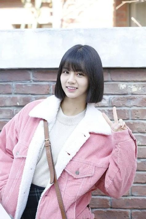 Lee Hyeri Reply 1988, Hyeri Reply 1988, Deok Sun, Lee Hyeri, Reply 1988, Korean Drama Tv, Pink Pin, Short Hair With Bangs, Girl Day