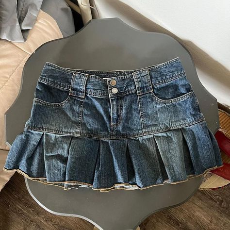 Depop Clothes, Pleated Denim Skirt, Rok Mini, Pleated Denim, Denim Skirt Outfits, Jean Vintage, Grunge Goth, Jeans Rock, Really Cute Outfits