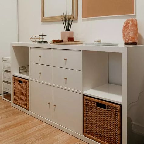 White Kallax Ideas, Kallax Styling Living Room, Ikea Cube Storage Ideas, Ikea Kallax Drawers, Kallax Sideboard, Kallax Drawers, Ikea Decorating Ideas, Ikea Apartment Ideas, Ikea Kallax Ideas