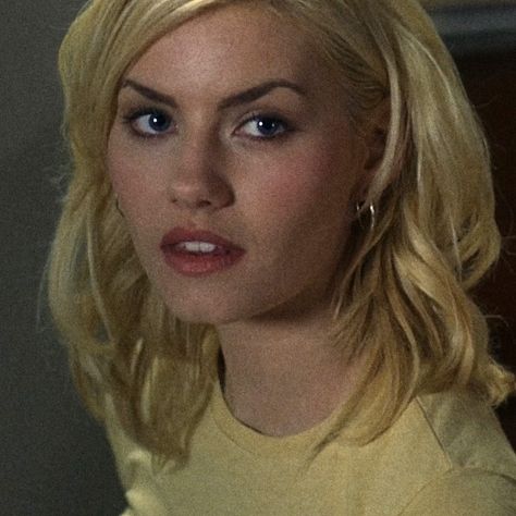 Girl Next Door Makeup Look, Elisha Cuthbert Girl Next Door, The Girl Next Door Aesthetic, Blonde Celebrities Female, The Girl Next Door Outfits, Elisha Cuthbert 2004, The Girl Next Door Movie, Girl Next Door Movie, 2004 Aesthetic