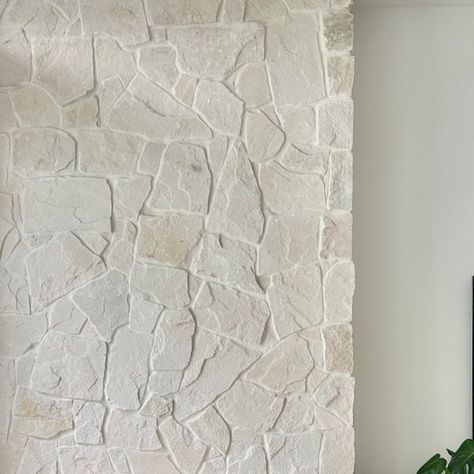 Tumbled on Instagram: "Spotted: Beau Irregular Sandstone Walling in this chic tonal lounge room ✨ Beau’s delicate creamy hues – from milk to brulée – soften harsh whites and offer a myriad of contrasting options. This sandstone has been cut into irregular pieces to create a sense of intrigue, and its surface is reminiscent of the rugged region it’s harvested from. 📍 Visit our Gilbert Street studio to meet Beau in person. Build: @tjebuilt Design: @mavtect_designs Interiors: @michelle_attard_design_studio #NaturalStone #Stone #Design #Architecture #InteriorDesign #LandscapeDesign" Exterior Stone Wall Design, Indoor Stone Wall, Carved Stone Wall, Stone Wall Interior Design, Stone Feature Wall, Stone Walls Interior, Sandstone Wall, Stone Wall Design, Stone Wall Cladding