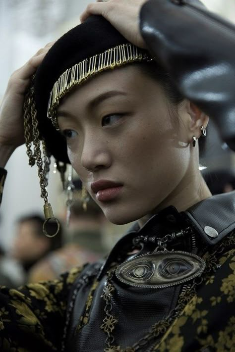 Moschino Menswear, How To Wear A Beret, Beret Outfit, Judy Blame, Military Inspired Fashion, Sora Choi, Wild Girl, Fashion Photography Inspiration, Layering Outfits