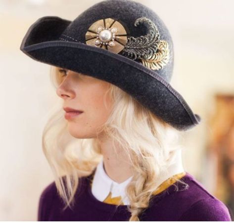 10 Fresh New Ways to Wear Brooches and Pins - Cindy Hattersley Design Wearing Brooches, Chanel Pins, Brooch Fashion, Brooch Dress, Hat Brooch, Pretty Sweaters, Vegan Leather Skirt, Hats Fashion, Women Hats