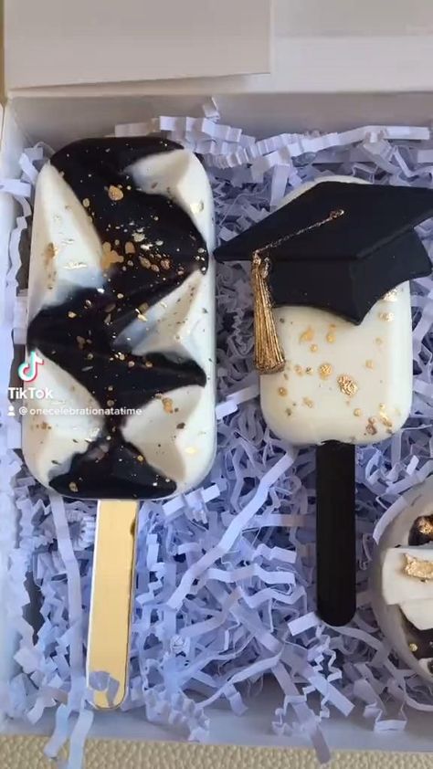 Graduation Cake Popsicles, Graduation Cakesicles Ideas, Graduation Treats Ideas, Sweet Boxes Ideas Gifts, Cakesicles Box Ideas, Treat Boxes Ideas Cakes, Graduation Cakesicles, Treat Boxes Ideas Sweets, Graduation Sweets