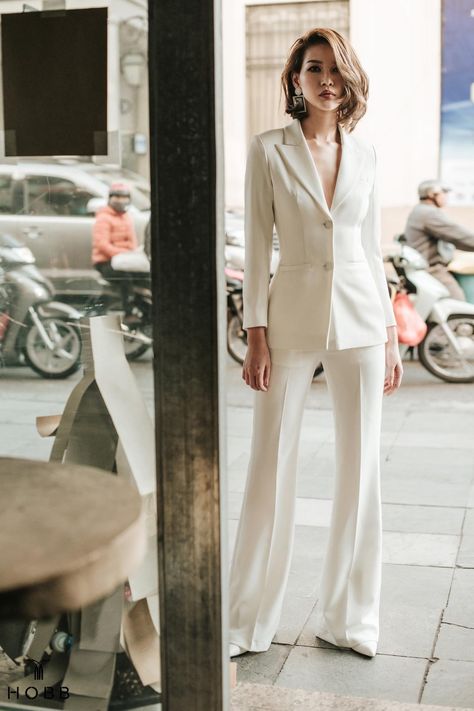 Celebrities Suits Women, Women Suite Design, White Wedding Tux For Women, White Professional Outfit, White Suits For Women Classy, Wide Leg Trousers Outfit, Bridal Suit, Semi Formal Outfits, Jacket Outfit Women