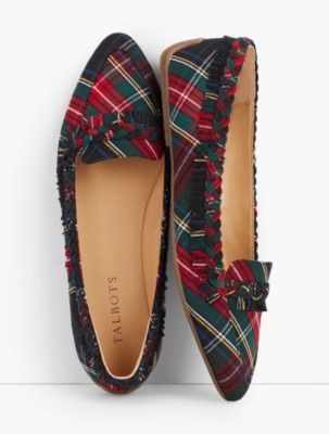 Plaid shoes for the holiday season. #plaid Plaid Shoes Outfit, Mode Style Anglais, Shoes Outfit Ideas, Tartan Clothing, Pretty Flats, Tartan Fashion, Style Anglais, Plaid Shoes, Plaid Flats