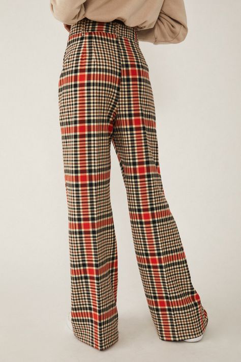 Rent Plaid Jules Pants from Nuuly. Pick 6 items for $98/month. Free shipping + returns. Funky Christmas Outfit, Flannel Tied Around Waist, Plaid Leggings Outfit, The Nanny Fashion, Cute Work Pants, Fall Outfits With Jeans, Edgy Work Outfits, Xmas Clothes, Plaid Pants Outfit