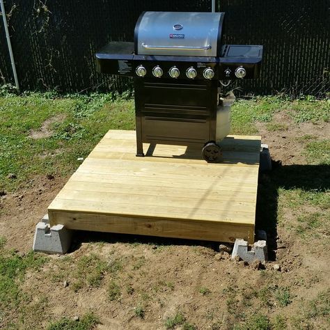 Make a backyard floating deck for a great grill space or other need. Diy Grill Platform, Small Patio Grill Station, Grill Platform Ideas, Grill Pad Ideas, Grill Pad Off Patio, Grill Area Ideas Backyards, Backyard Floating Deck, Outdoor Grill Area Diy, Gazebo Diy