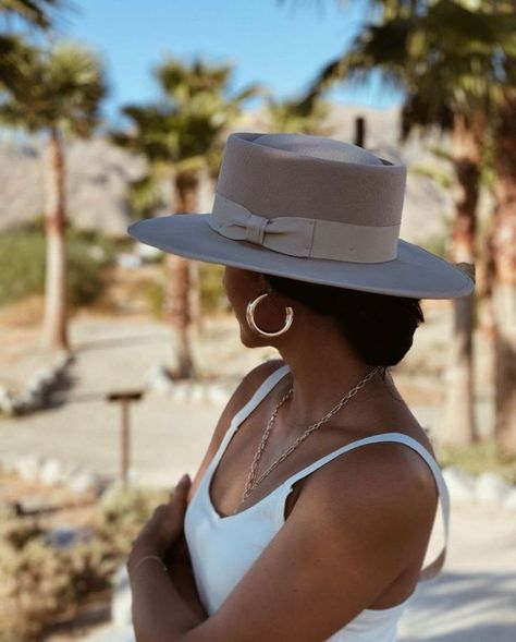 Hats On Black Women, Boat Hat Outfit, Fedora Hat With Curly Hair, Classic Hats Women Classy, Summer Hats For Women Outfits, Summer Hat Outfits, Fedora Hat Outfit Summer, Boater Hat Outfit, Sunhat Outfit