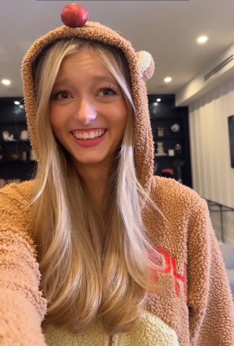 Emily Dobson Rares, Emily Dobson, Vanilla Milkshake, Blonde Hair Girl, Fav Youtubers, Girl Hairstyles, Youtubers, Blonde Hair, Winter Hats