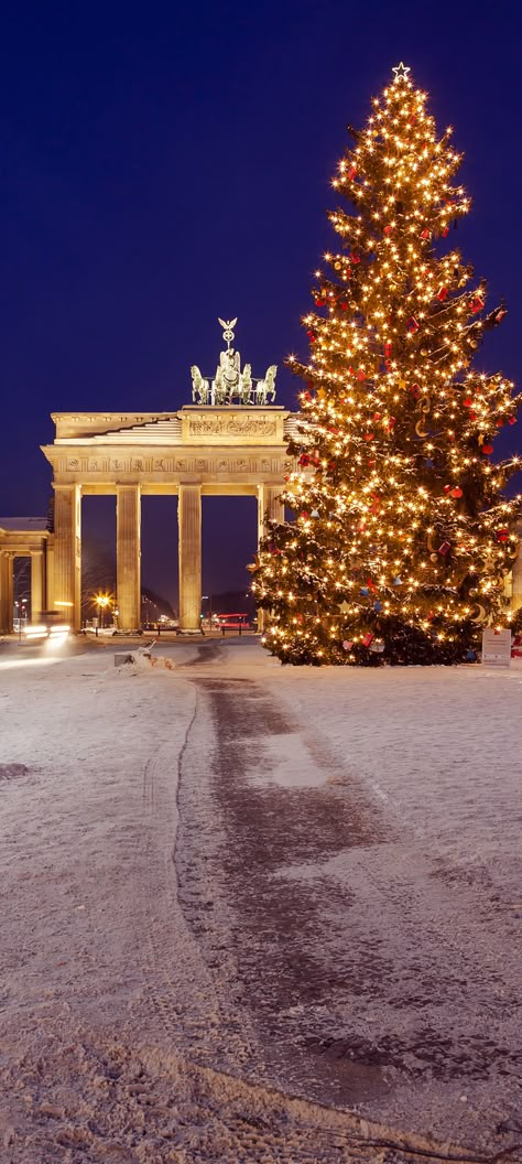 Berlin Winter, Christmas In Germany, Celebrations Around The World, Celebration Around The World, Brandenburg Gate, Xmas Lights, Christmas Around The World, German Christmas, Voyage Europe