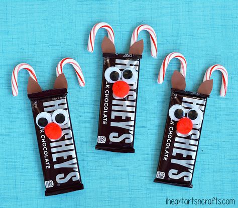 Christmas Candy Crafts, Christmas Candy Gifts, Diy Stocking Stuffers, Easy Diy Christmas Gifts, Cheap Christmas Gifts, Hershey Bar, Diy Gifts For Friends, Candy Crafts, Christmas Favors