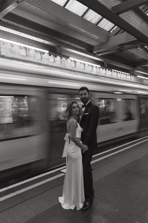 Editorial Engagement Photos Nyc, London Civil Wedding, London City Wedding Photography, Wedding Black And White Photography, London Wedding Photoshoot, City Wedding Pictures, Street Wedding Photoshoot, Street Style Wedding Photography, Wedding Photoshoot City