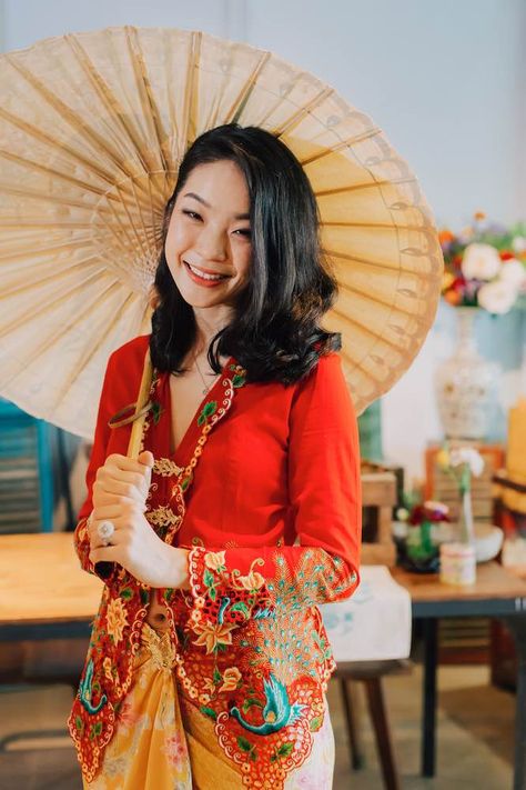 The Peranakan: A Nyonya Baba Styled Shoot - Musings - Moments | Wedding Planner Malaysia Nonya Kebaya, Peranakan Kebaya, Kebaya Nyonya, Nyonya Kebaya, Indonesian Clothing, Baba Nyonya, Jade Jewellery, Batik Kebaya, Shower Style