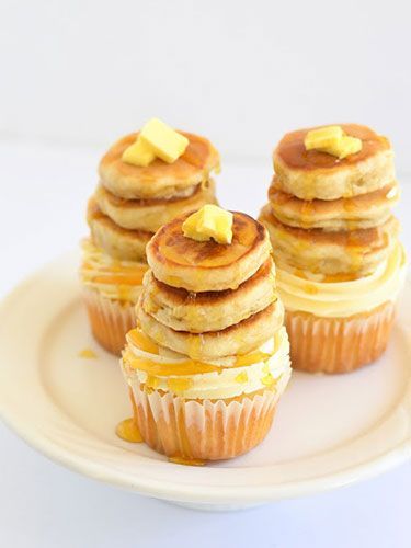 Maple pecan cupcakes topped with real golden-brown, fluffy flapjacks—essential for a brunch party! Cupcake Receptek, Pecan Cupcakes, Pancake Cupcakes, Creative Cupcakes, Maple Pecan, Buttermilk Pancakes, Think Food, Yummy Cupcakes, Food Cakes