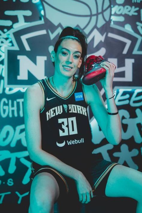 Breanna Stewart Basketball, Wnba Women, Ball Photoshoot, Breanna Stewart, Brother And Sister Relationship, Nba Funny, Sports Figures, Women's Basketball, Age Gap