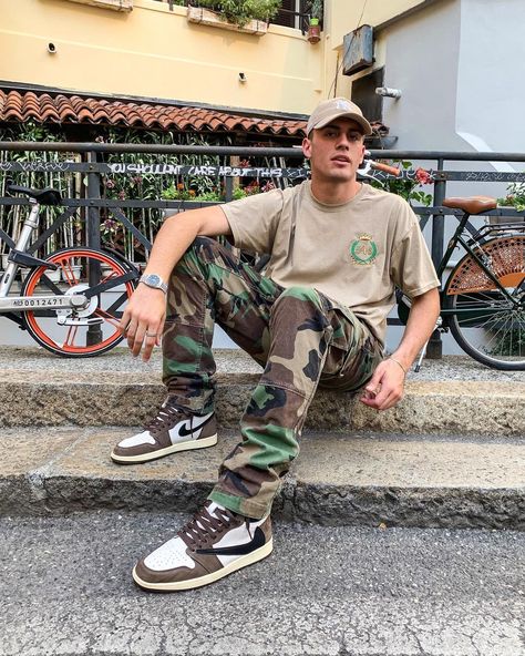 Aj1 Travis Scott Outfit, Style Camo Cargo Pants, Jordan 1 Outfit Men Fashion, Jordan Outfits For Men, Air Jordan 1 Outfit Men, Jordan 1 Outfit Men, Jordans Outfit For Men, Women's Cargo Pants, Jordan 1 Outfit