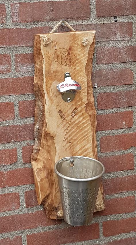 Beer Opener Diy, Diy Bottle Opener, Bottle Opener Sign, Wall Bottle Opener, Beer Bottle Crafts, Deco Surf, Bottle Opener Design, Diy Home Bar, Barn Wood Crafts