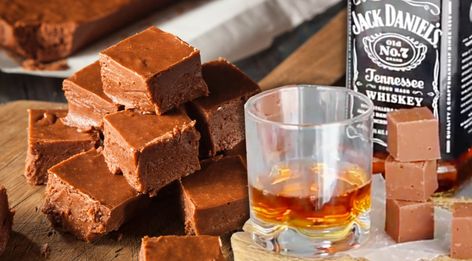 Oh, the holidays. It's a time to indulge, and it's a time to enjoy what you love.If there are two things you should try to indulge in moderation, it's chocolate and alcohol. So naturally, I wanted to share a recipe with you that combines both. Jack Daniel's Whiskey fudge is everything you' Jack Daniel’s Fudge, Whiskey Fudge, Jack Daniels Fudge, Apple Bread, Jack Daniel, Jack Daniels Whiskey, Indulgent Desserts, Fudge Recipes, Christmas Goodies