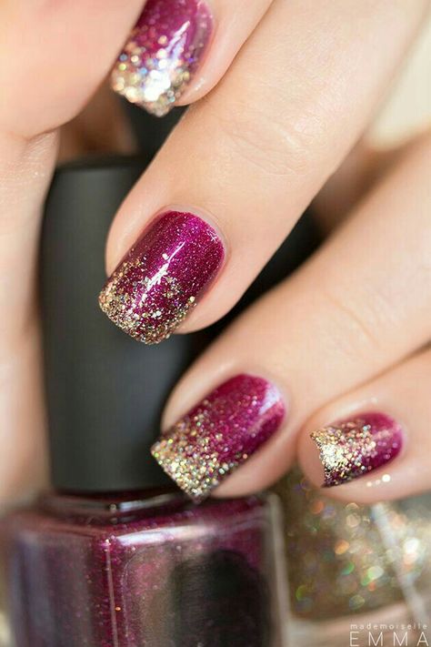 Magenta nails, gold glitter Magenta Glitter Nails, Magenta And Gold Nails, Magenta Pink Nails, Nail Designs Toenails, Nails Gold Glitter, Henna Nail Art, Pink Sparkle Nails, Grad Nails, Magenta Nails