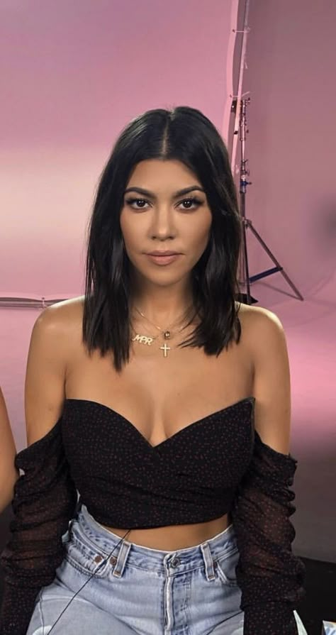 Kourtney Kardashian Hair, Khloe Kardashian Hair, Balayage Straight, Kardashian Hair, Kourtney Kardashian Style, Short Dark Hair, Kardashian Outfit, Kardashian Style, Kourtney Kardashian