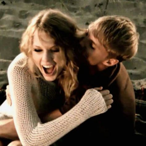 Taylor Swift mine Mine Music Video Taylor Swift, Mine Taylor Swift Music Video, Taylor Swift Mine Music Video, Mine Taylor Swift, Taylor Swift Mine, Toby Hemingway, Ours Taylor Swift, Taylor Swift Music Videos, Kissing In The Rain