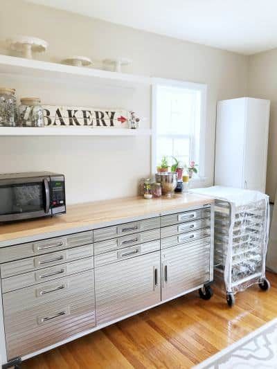 Baker Storage Ideas, Home Baking Station, Bakery Kitchen Organization, Bakery Station At Home, Cookie Decorating Room Ideas, Home Bakery Business Kitchens, Home Bakery Organization Ideas, Home Bakery Storage, At Home Bakery Kitchen