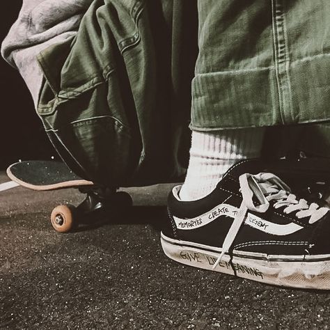 Sup Girl, 1990 Style, Skateboard Aesthetic, Skater Boys, Style Vans, Skater Aesthetic, Streetwear Mode, Skater Boy, Skate Style