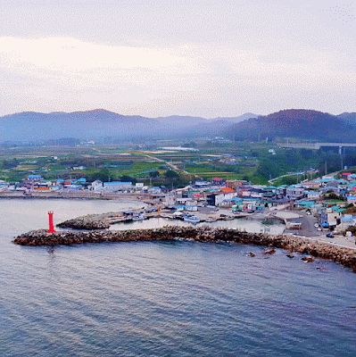 hometown-cha-cha-cha-filming-location Pohang Korea, Pohang South Korea, Korea Scenery, Enjoy Quotes, Hometown Cha Cha Cha, Vis Dev, K Drama, Filming Locations, Sky Aesthetic