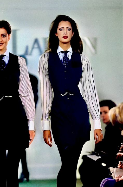 Ralph Lauren Runway, Classic Ralph Lauren, Woman In Suit, Yasmeen Ghauri, Ralph Lauren Fall, 90s Runway Fashion, Elegant Outfit Classy, Runway Fashion Couture, Corporate Fashion