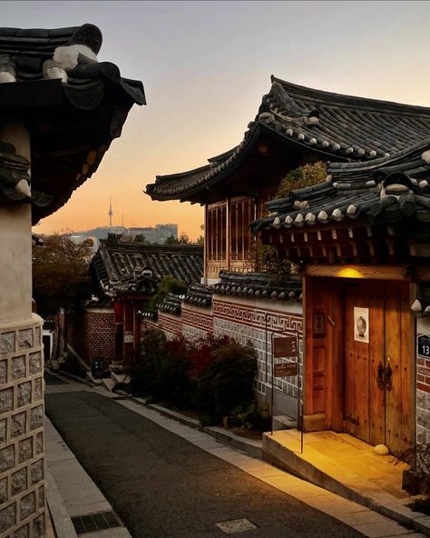 Bukchon Hanok Village so pretty at night 💙 Hanok House Aesthetic, Bukchon Hanok Village Aesthetic, Jeonju Hanok Village, Gamcheon Culture Village, Ikseon-dong Hanok Village, Bukchon Hanok Village, Seoul