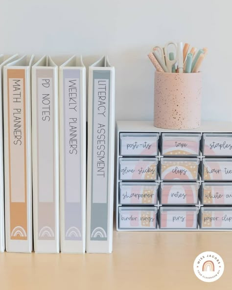 Daycare Shelf Organization, Aesthetic Classroom Organization, Home Office Classroom, Teacher Shelf Organization, Classroom Resources Organisation, Classroom Drawer Organization, Classroom Checklist For New Teachers, Lower Elementary Classroom Setup, Classroom Ideas Decor