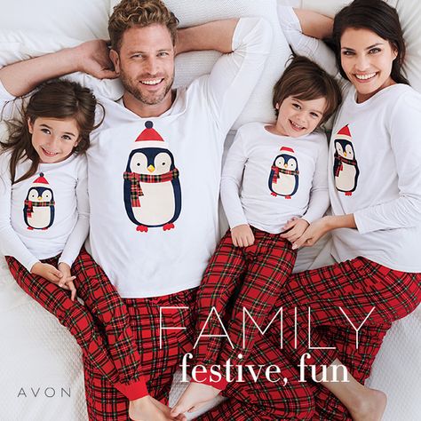 Pijama con camiseta de manga larga con estampado de pingüino y pantalón a juego de franela a cuadros con cintura elástica. Penguin Pajamas, Family Pjs, Avon Fashion, Avon Campaign, Matching Pjs, Avon Products, Flannel Pants, Family Christmas Pajamas, Matching Pajamas