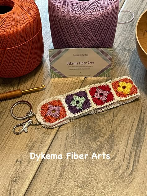 Crochet Granny Square Key Chain Wristlet Crochet Ideas With Granny Squares, Crochet Embroidery Floss, Granny Square Ideas Projects, Small Crochet Gifts, Crochet Thread, Crochet Granny Square, Crochet Home Decor, Crochet Keychain, Diy Crochet Projects