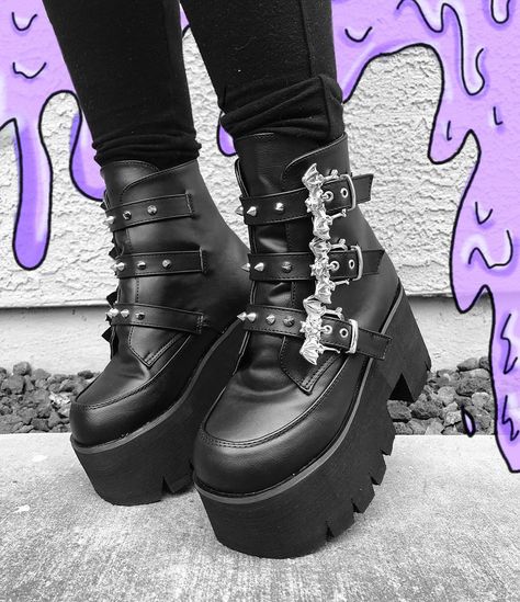 767 Likes, 9 Comments - 🦇𝕶𝖎𝖗𝖆 𝖛𝖔𝖓 𝕻𝖞𝖗𝖊🦇 (@spookira) on Instagram: “SO obsessed w my first pair of @demonia.shoes 🦇🦇🦇 these are the “ashes-55’s” and they’re really…” Bat Boots, Goth Leggings, Moon Shoes, Black Fishnet Tights, Demonia Shoes, Gothic Shoes, Platform Boots Chunky, Night Flight, Black Fishnets