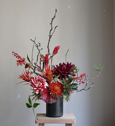 Chinese New Year Flower Bouquet, Chinese New Year Arrangement, High Style Floral Arrangements, Florist Display Ideas, Chinese New Year Floral Arrangement, Chinese New Year Bouquet, Chinese New Year Flower Decoration, Chinese Flower Arrangement, Cny Flower Arrangement