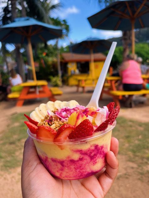 #beach #summervibes #beachgi #beachlife #summer #beachgirls #hawaii #acai #fruit #food #vsco #vscogirl #aesthetic #sunriseshack #oahu #hawaii #fruitbowl #smoothie #smoothiebowl Acai Fruit, Tropical Food, Fruit Food, Healthy Food Motivation, Summer Snacks, Oahu Hawaii, Food Obsession, Pretty Food, Food Cravings