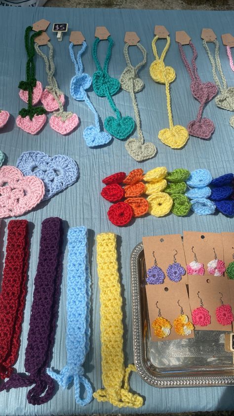 Treps Market Ideas For Kids, Small Crochet Business Ideas, Crochet For Sale Ideas, Crochet Craft Fair Set Up, Display Crochet Items, Small Business Crochet Ideas, Crochet Market Prep Patterns, Crochet Vendor Booth, Things To Crochet For Markets