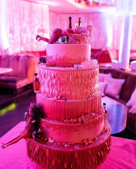 Kylie Jenner 21st birthday cake (for inspo) Kylie Jenner 21st Birthday, Kylie Jenner Birthday Cake, Kylie Jenner Party, Kylie Jenner Birthday, Kylie Birthday, 21st Bday Ideas, 21st Cake, 21st Birthday Cakes, 21st Party